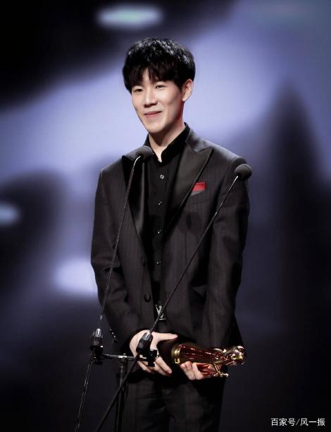 解说米勒参观拳头总部晒照：哎哟,看到两位熟人